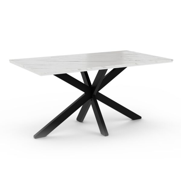 Nowoczesny prostokątny stół jadalniany o wymiarach 160x90 cm z blatem imitującym biały marmur i czarnymi, skrzyżowanymi metalowymi nogami, pokazany na białym tle.