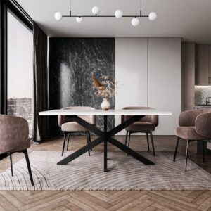 Prostokątny stół jadalniany 160x90 cm z blatem imitującym biały marmur w przytulnej, nowoczesnej jadalni z nastrojowym oświetleniem, tapicerowanymi krzesłami i dużą dekoracją ścienną w tle.